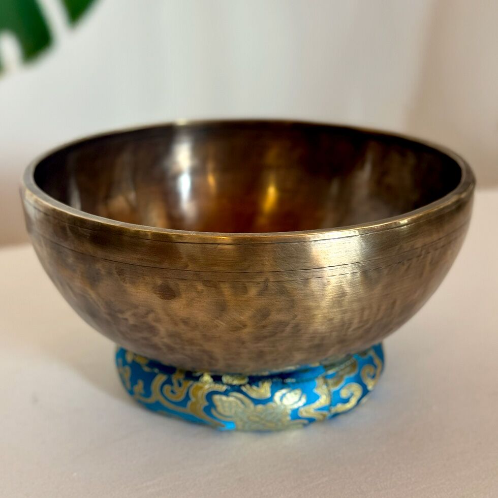 Lingam Bowl Traditional Tiger's Eye Design - 29cm - Image 2